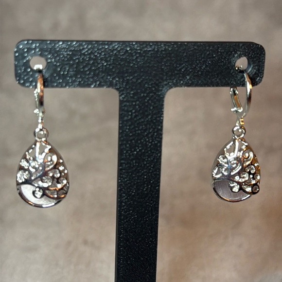 💕Elegant Silver and Pink Teardrop Earrings/NWOT💕 - Picture 3 of 3